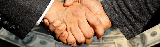 אנשים בחליפות לוחצים ידיים