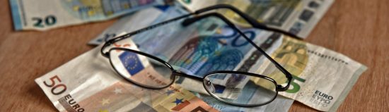 משקפיים על שטרות