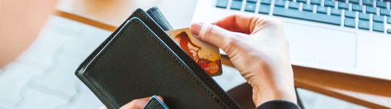 אדם מוציא כרטיס אשראי מארנק